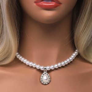 Pearl necklace with pendant.